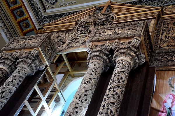 kunstvolle Holzschnitzerei in der Halle der Sta. Monica Church auf Bohol